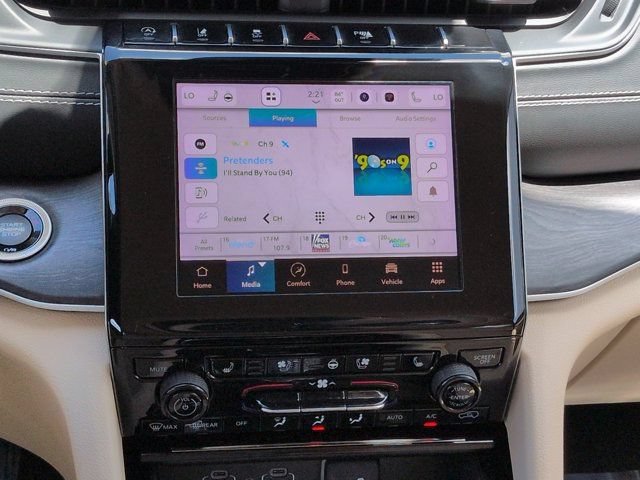 Used 2022 Jeep Grand Cherokee Limited w/ Luxury Tech Group II AWD/4WD image 18