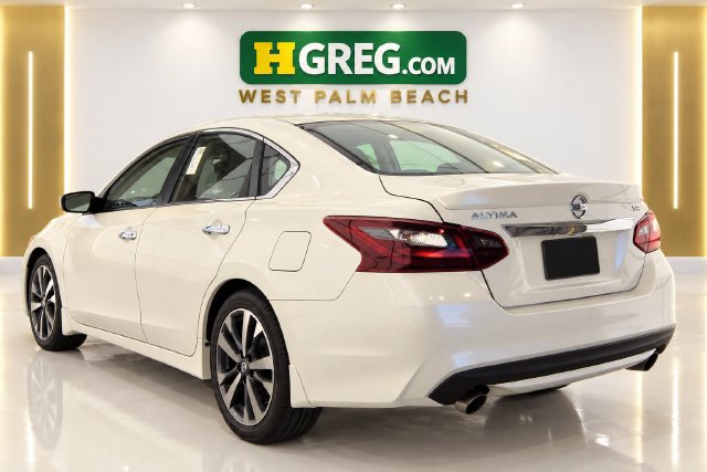 Used 2017 Nissan Altima 2.5 SR w/ LED Appearance Package FWD image 2