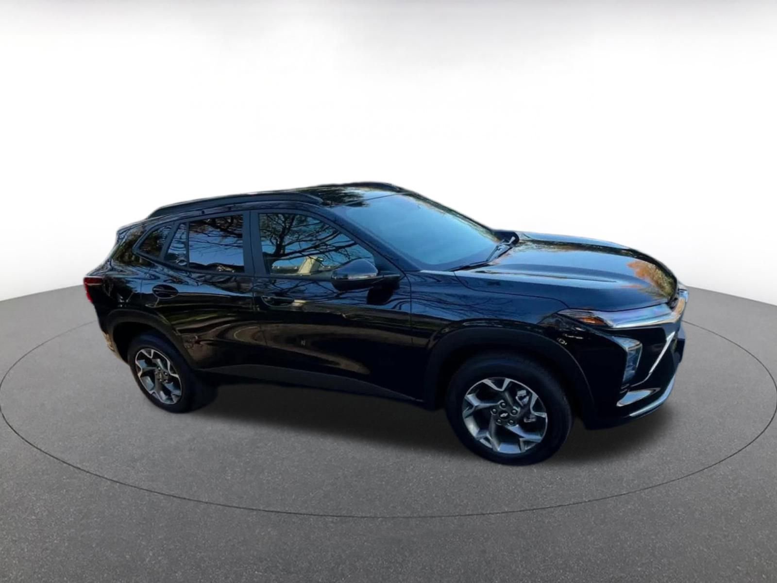 Used 2025 Chevrolet Trax LT w/ LT Convenience Package image 2