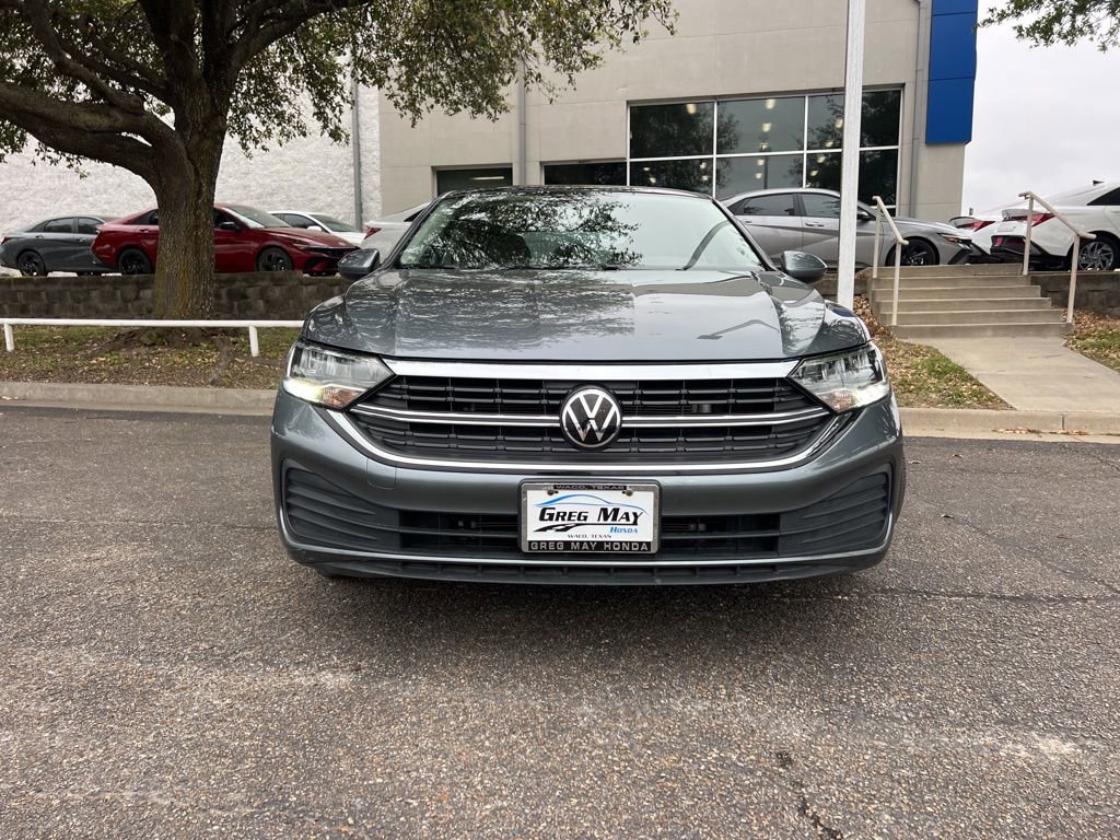 Used 2024 Volkswagen Jetta SE w/ Panoramic Sunroof Package image 2