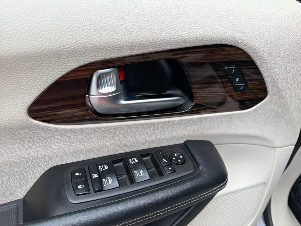 Used 2023 Chrysler Pacifica Limited FWD image 13