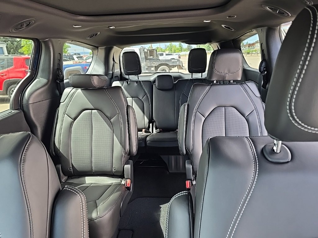 New 2025 Chrysler Pacifica Select image 20