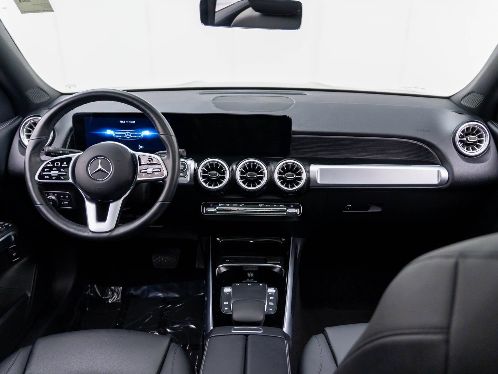 Used 2023 Mercedes-Benz GLB 250 4MATIC image 9