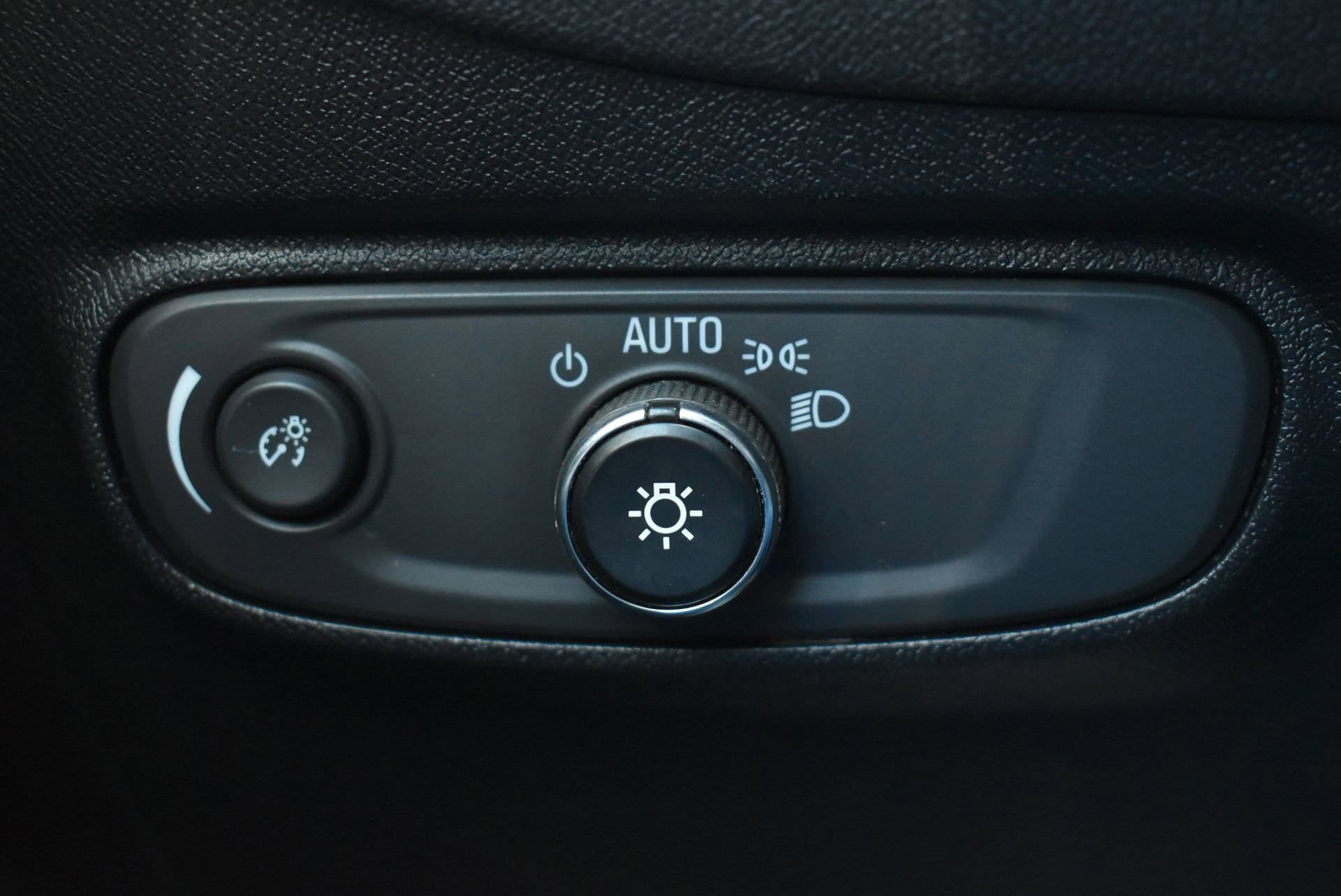 Used 2018 Chevrolet Equinox LT FWD image 19