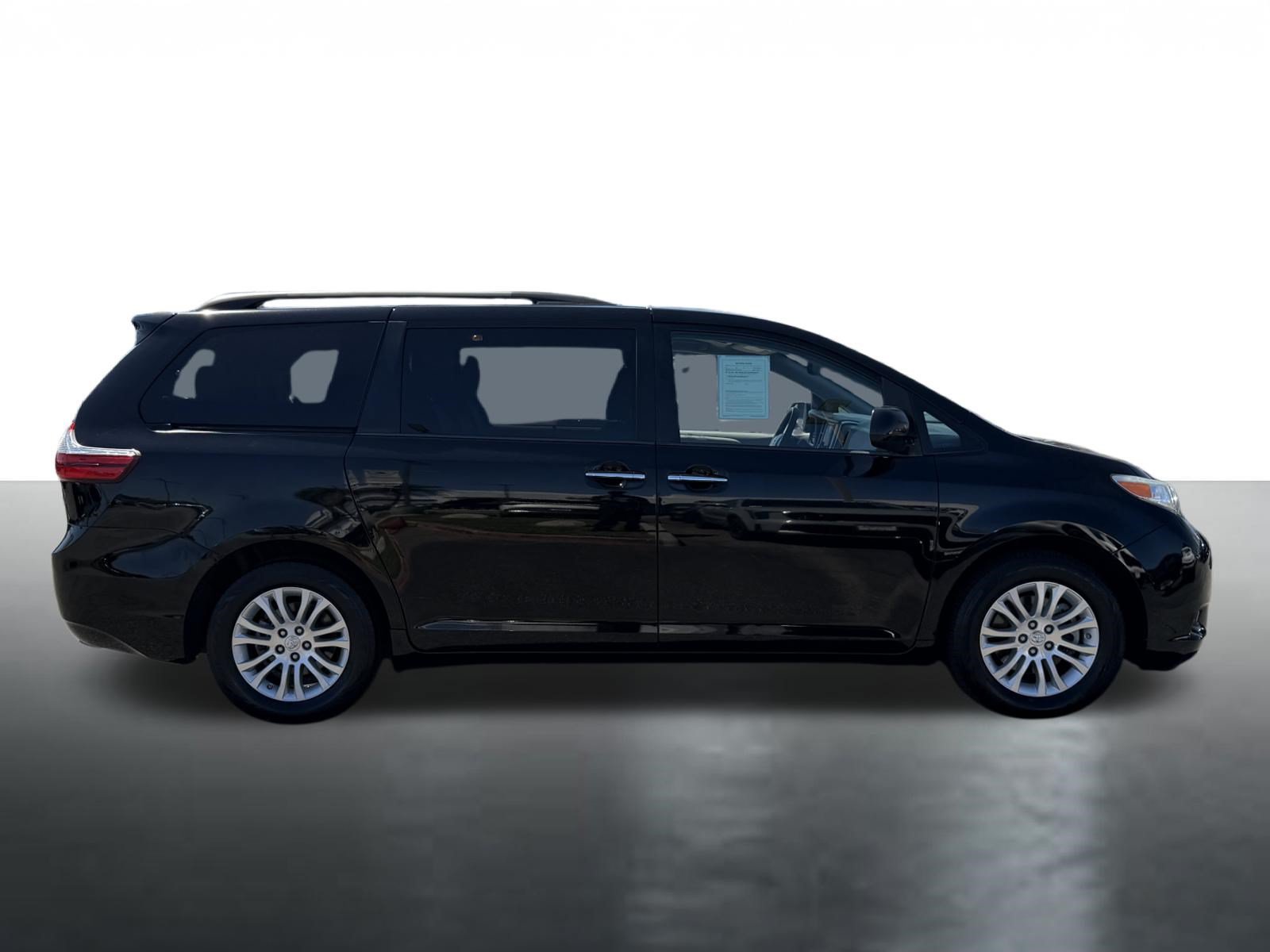 Used 2017 Toyota Sienna XLE w/ XLE Navigation Package FWD image 9