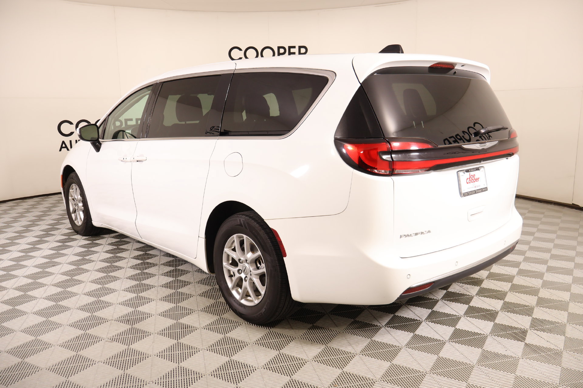 Used 2023 Chrysler Pacifica Touring-L FWD image 23