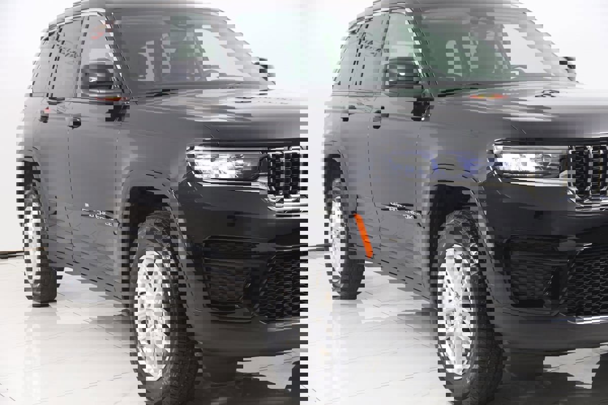 Used 2023 Jeep Grand Cherokee Laredo X image 37