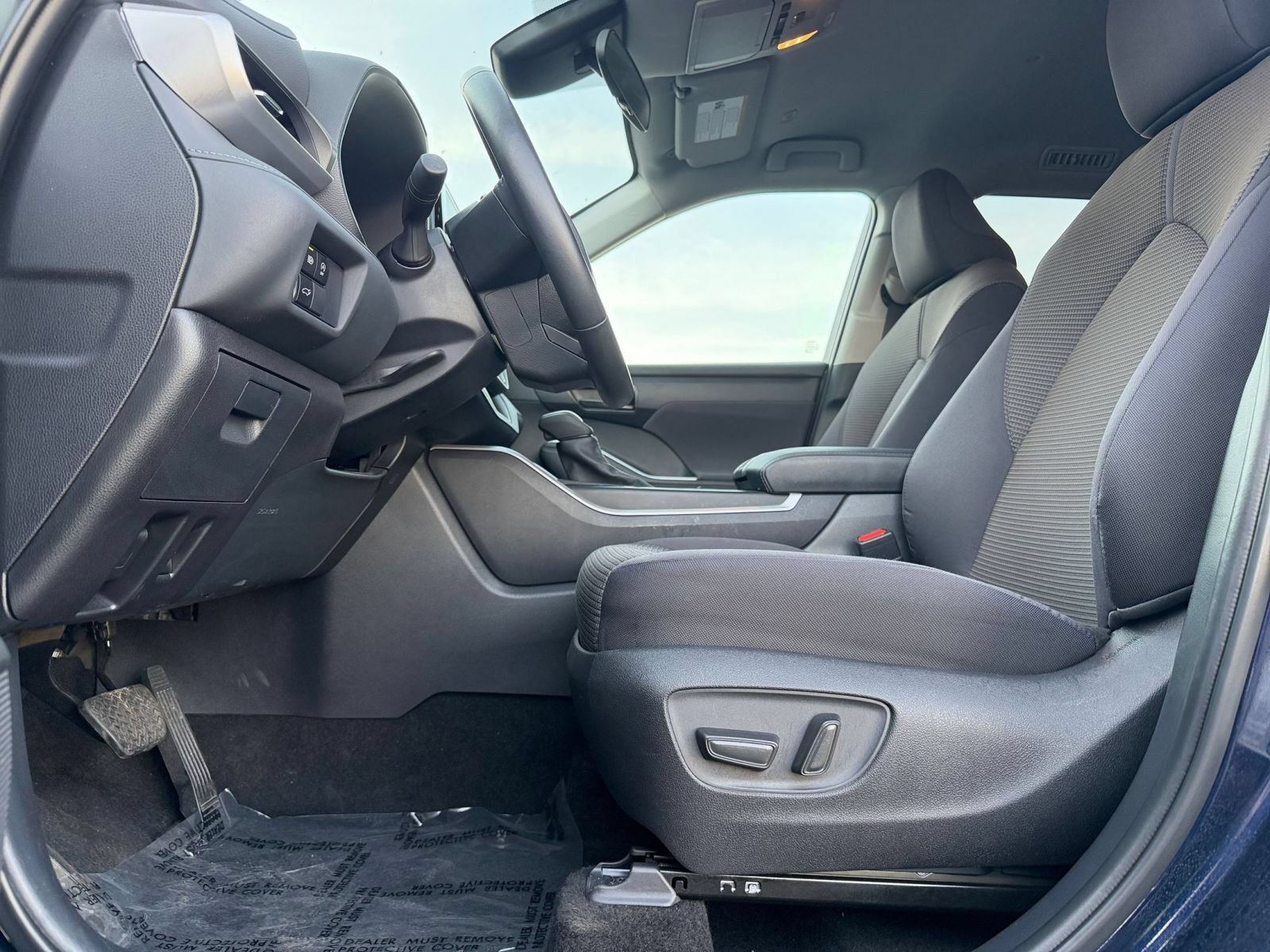 Used 2025 Toyota Highlander LE FWD image 28