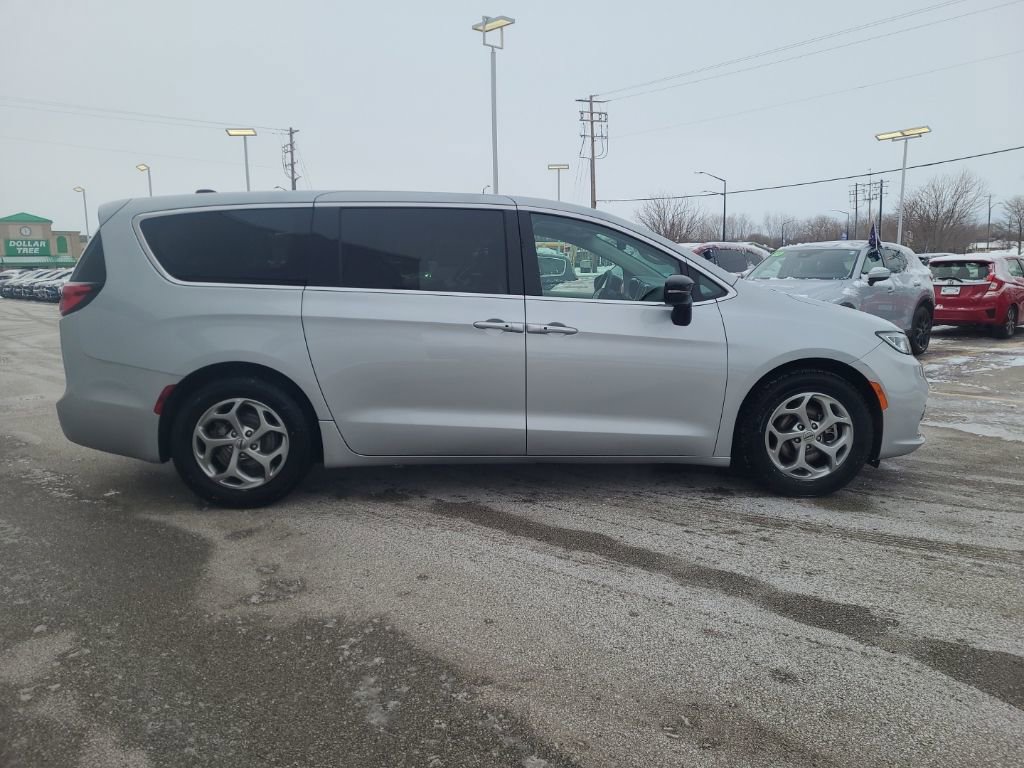 Used 2024 Chrysler Pacifica Limited image 8