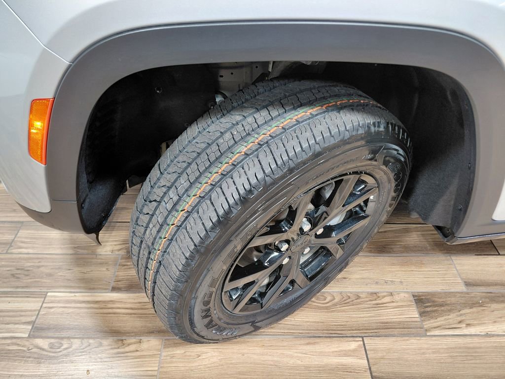 Certified 2025 Jeep Grand Cherokee Altitude AWD/4WD image 25
