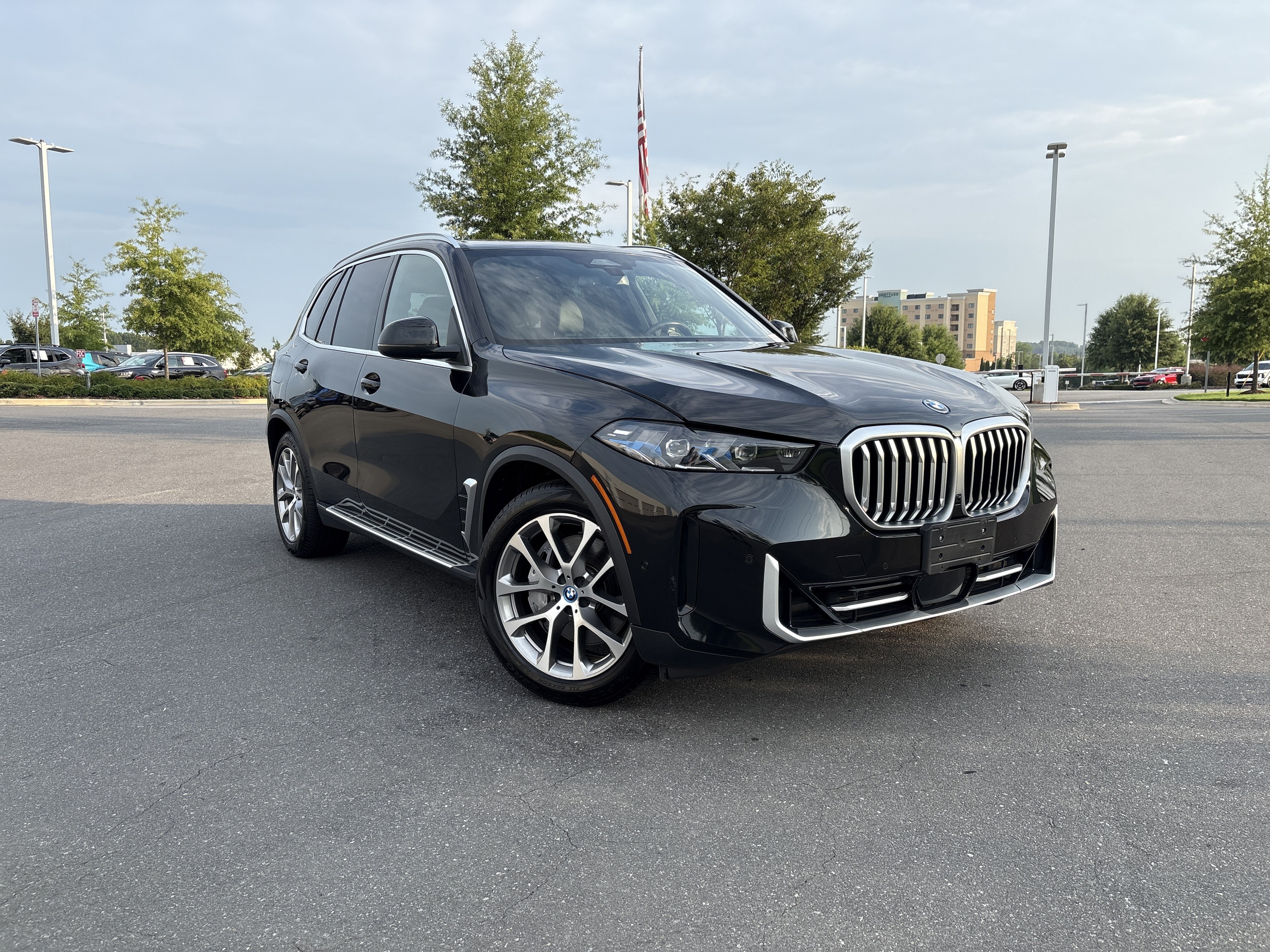 Used 2025 BMW X5 xDrive50e AWD/4WD image 2
