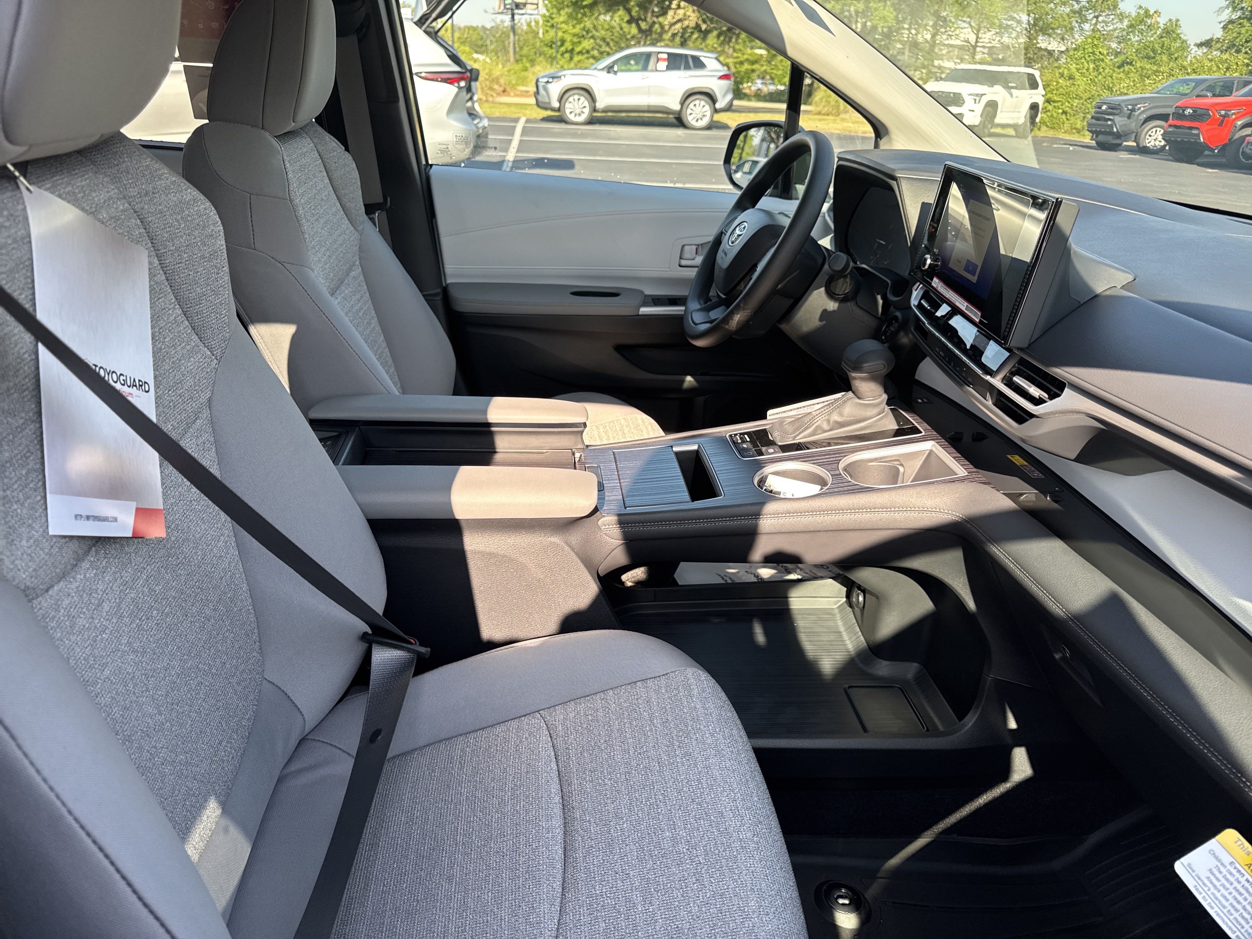 New 2025 Toyota Sienna LE FWD image 31