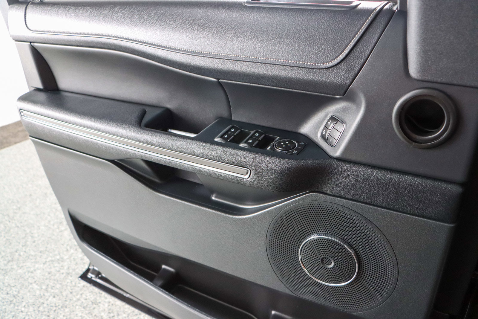 Used 2022 Ford Expedition XLT image 23