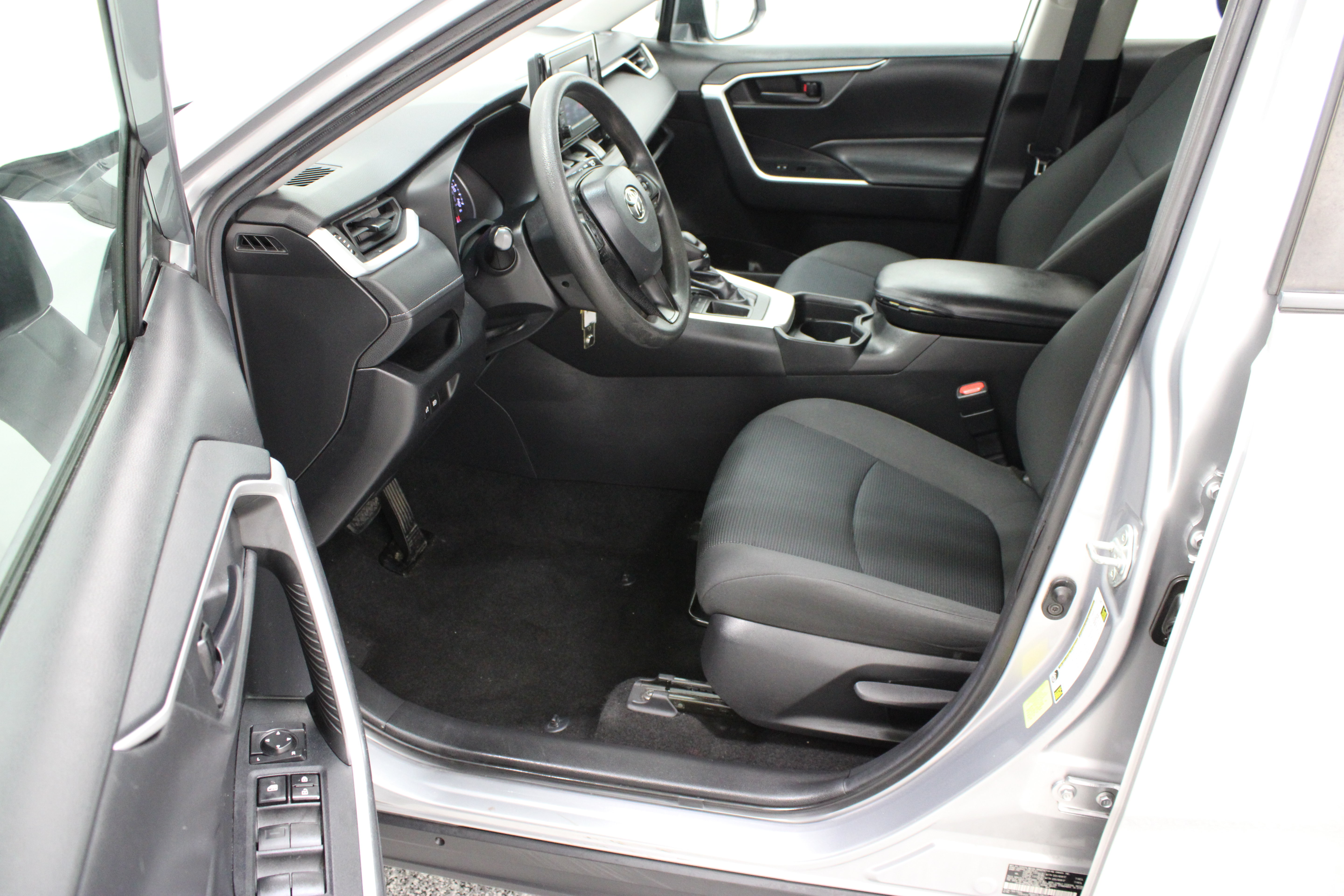 Used 2021 Toyota RAV4 LE FWD image 14