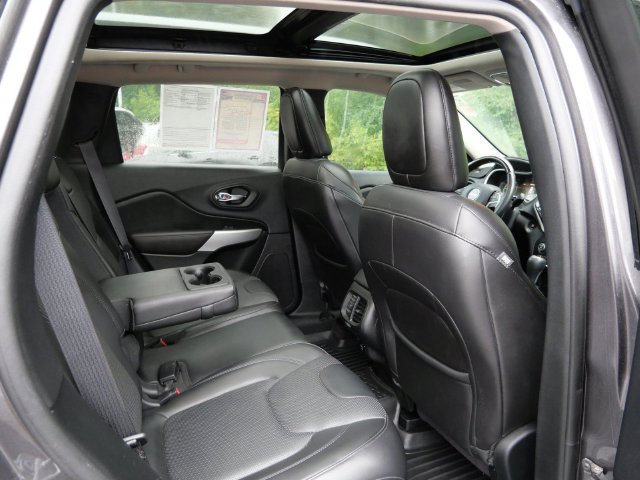 Used 2018 Jeep Cherokee Overland w/ Heavy Duty Protection Group AWD/4WD image 9
