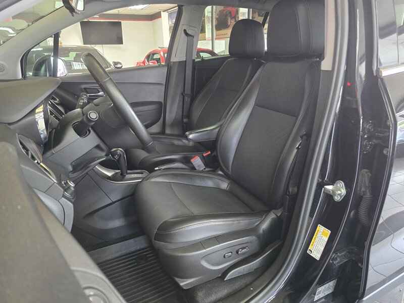 Used 2019 Chevrolet Trax LT w/ LT Convenience Package FWD image 9