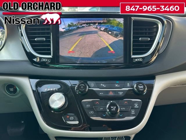 Used 2023 Chrysler Pacifica Touring-L FWD image 13