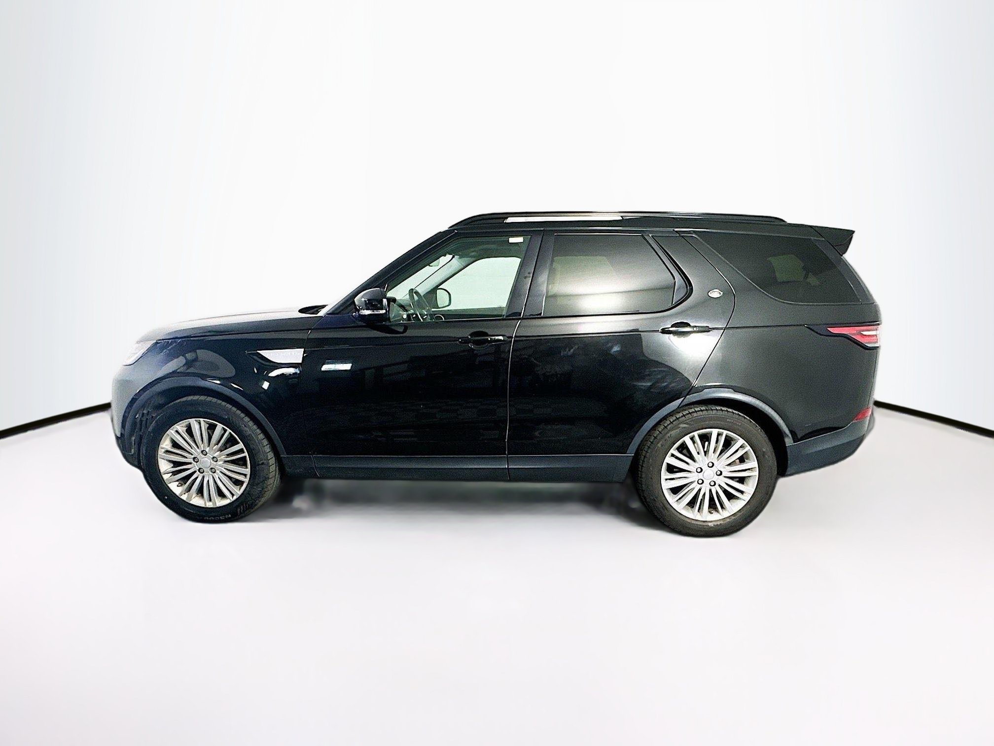 Used 2017 Land Rover Discovery HSE AWD/4WD image 4