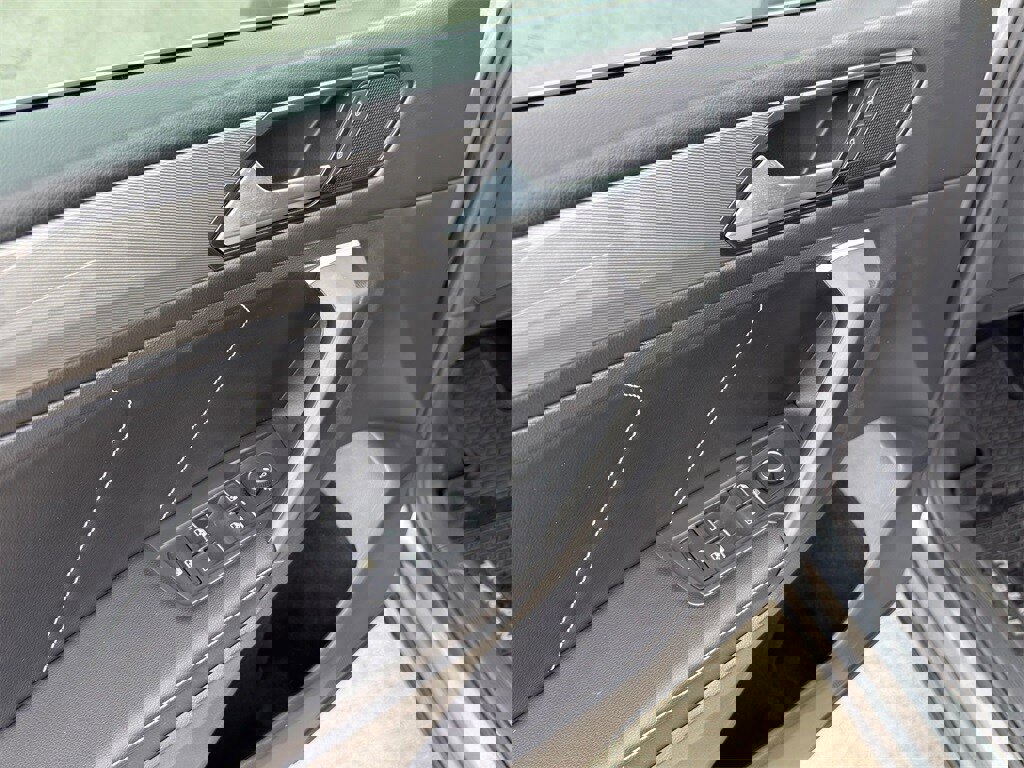 Used 2023 Volkswagen Tiguan SE image 26