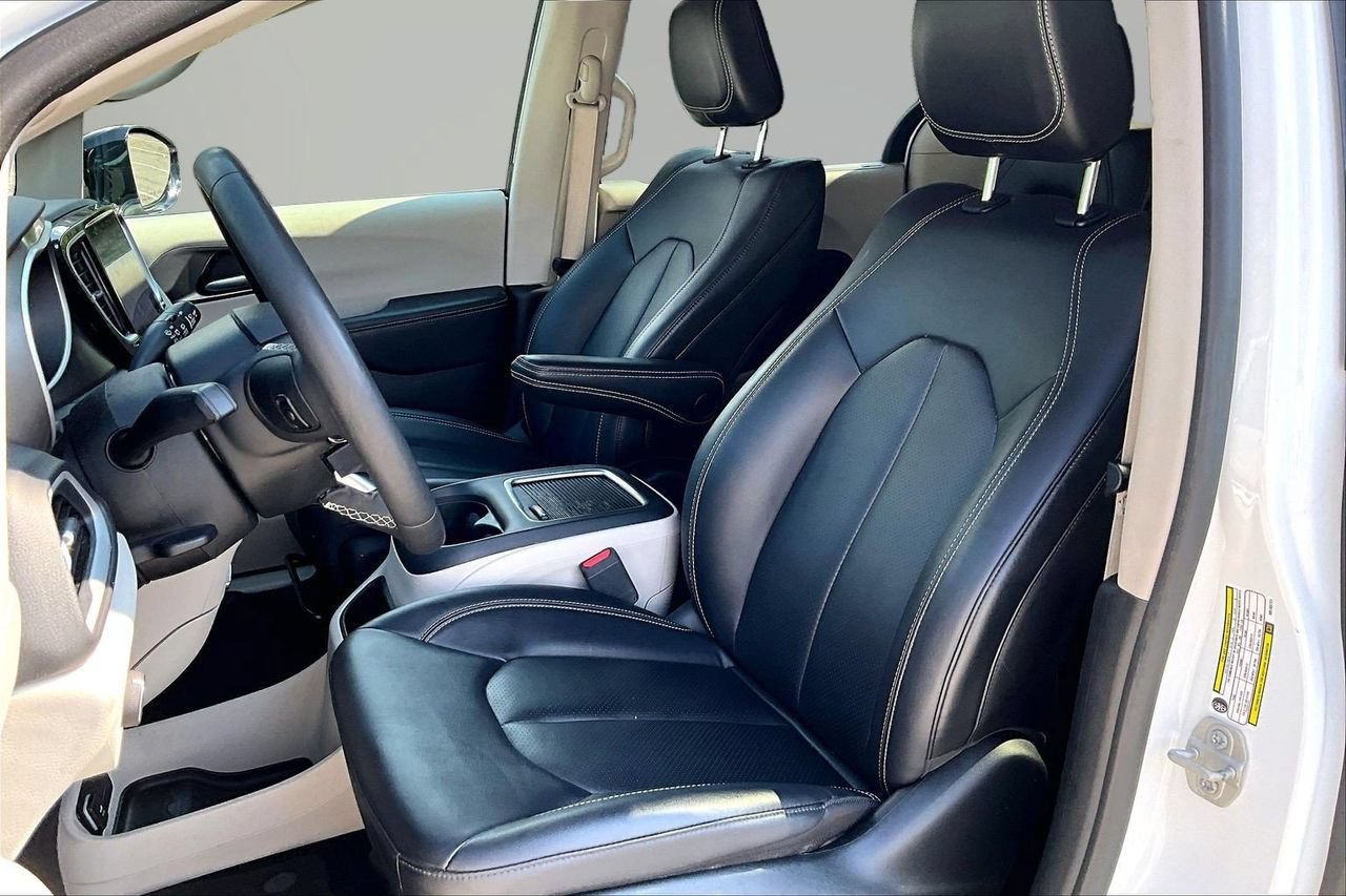 Used 2024 Chrysler Pacifica Touring-L FWD image 19