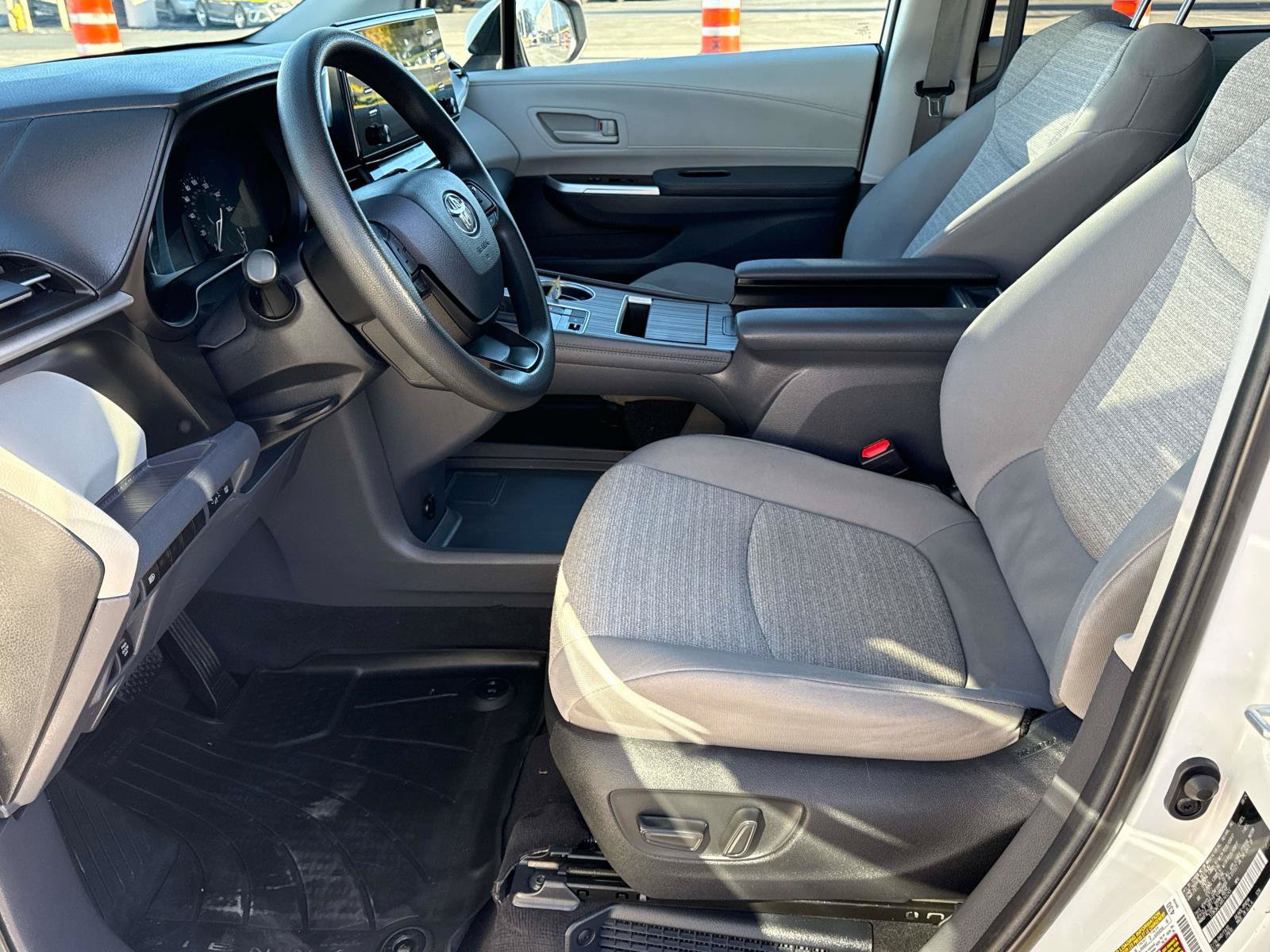 Used 2024 Toyota Sienna LE AWD/4WD image 11