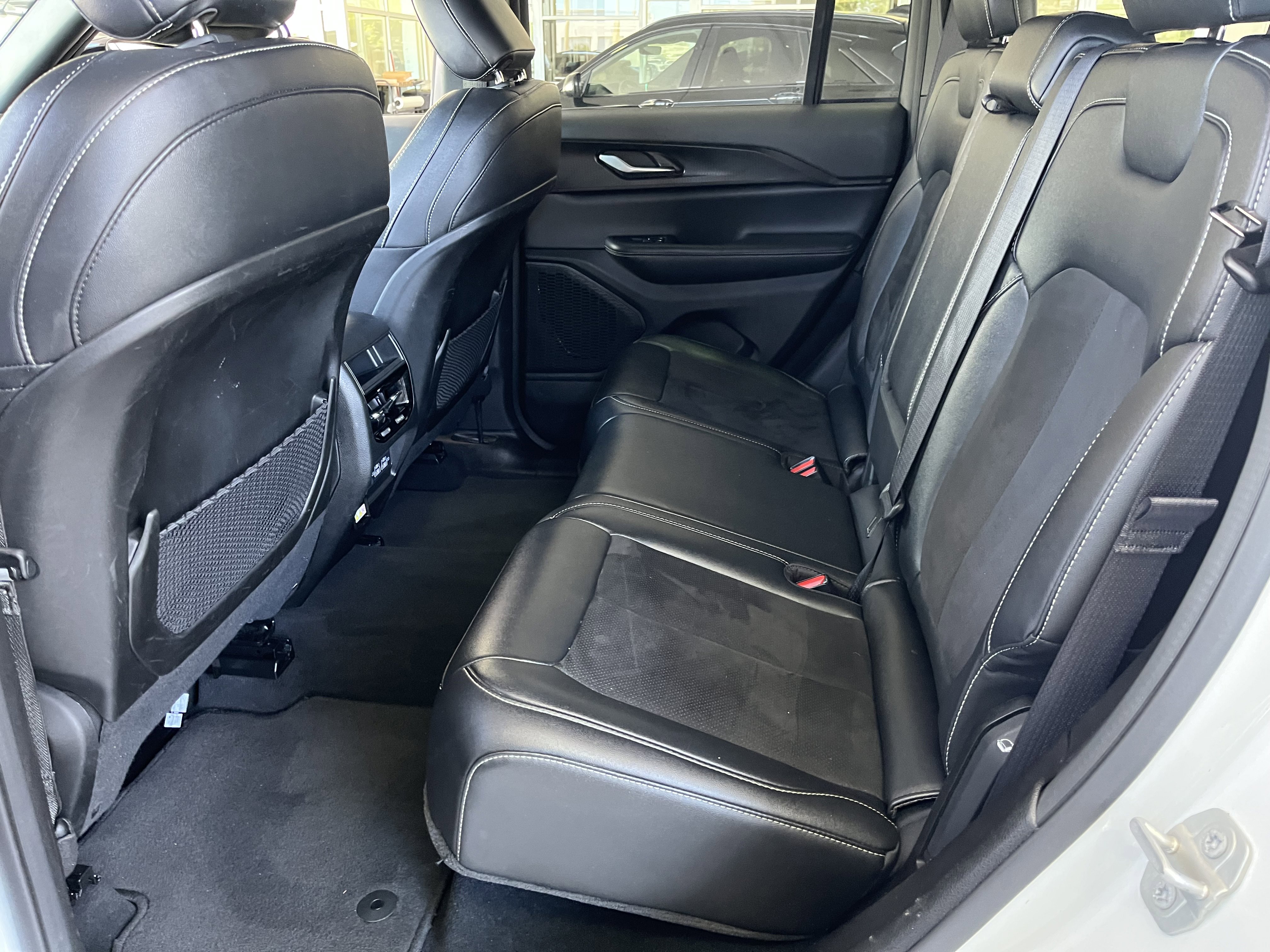 Used 2024 Jeep Grand Cherokee Altitude image 15