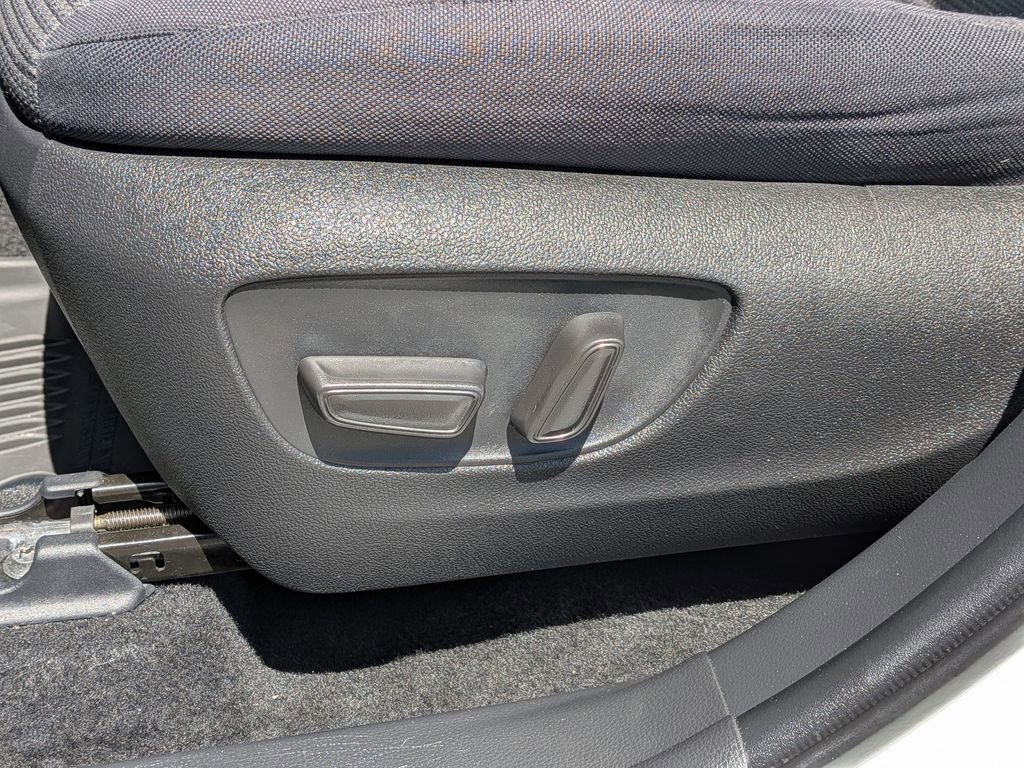 Used 2022 Toyota Highlander L FWD image 17