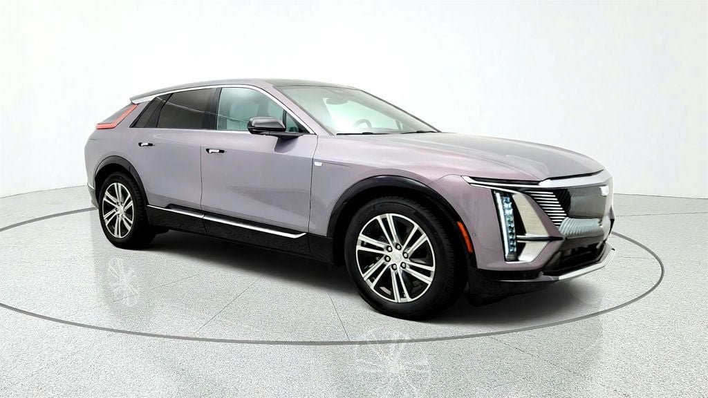 Used 2025 Cadillac Lyriq Luxury AWD/4WD image 3
