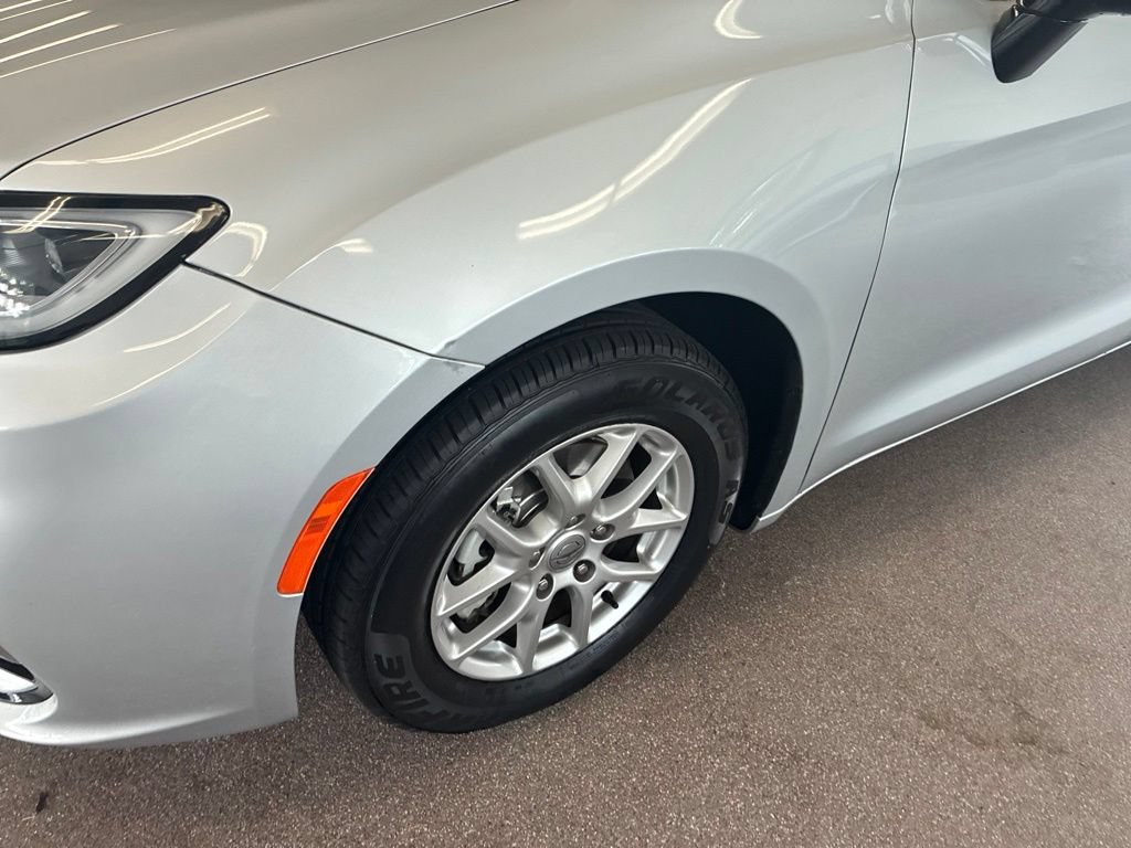 Certified 2024 Chrysler Pacifica Touring-L FWD image 6