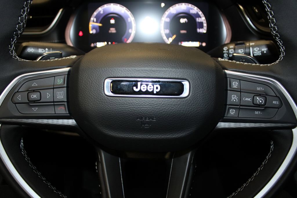 New 2025 Jeep Grand Cherokee Laredo image 11
