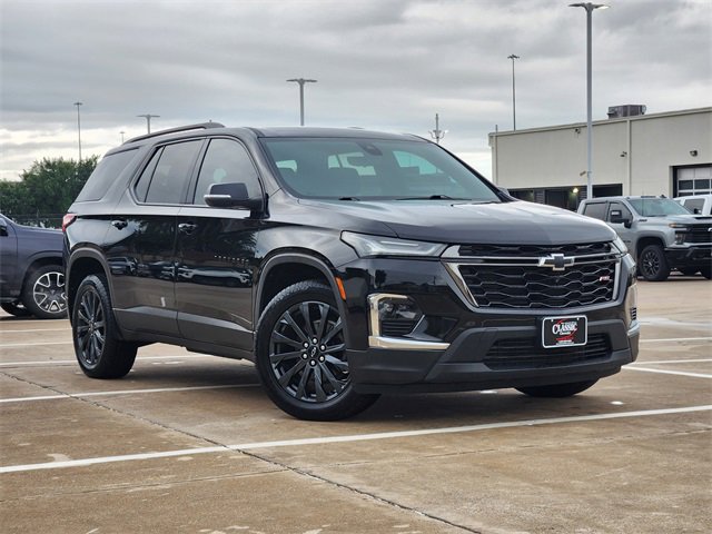 Used 2023 Chevrolet Traverse RS FWD image 2
