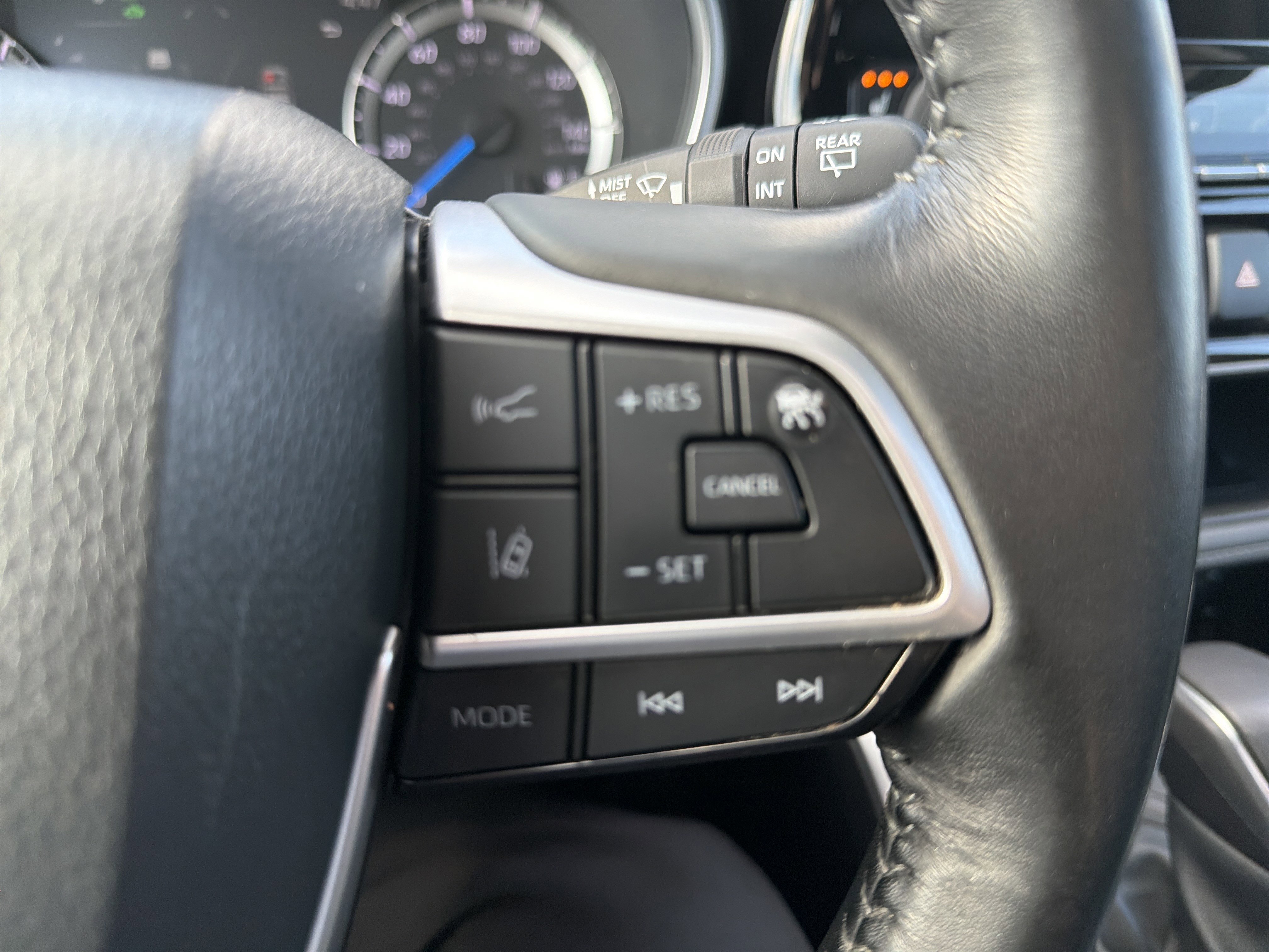 Used 2023 Toyota Highlander XLE AWD/4WD image 27