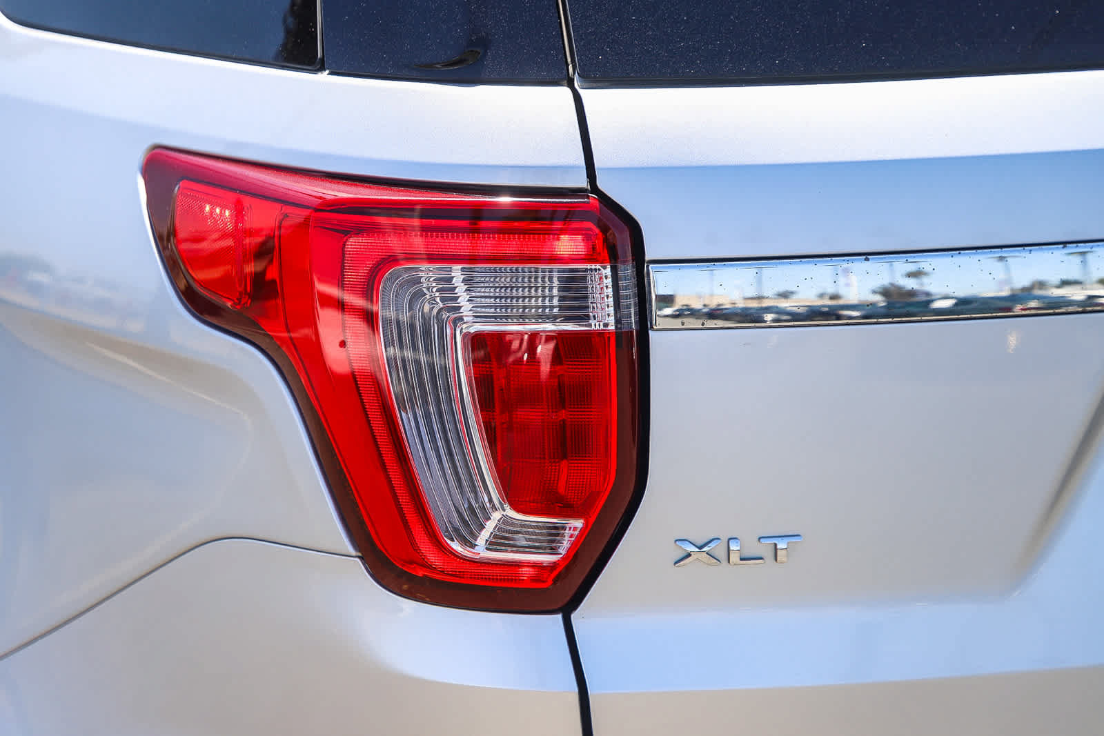 Used 2018 Ford Explorer XLT w/ Equipment Group 201A AWD/4WD image 11