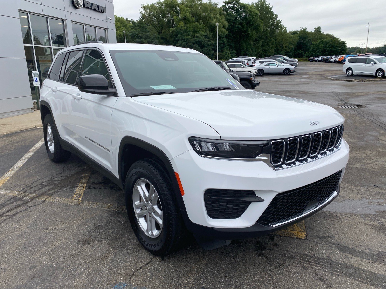 Used 2025 Jeep Grand Cherokee Laredo w/ Luxury Tech Group I AWD/4WD image 7