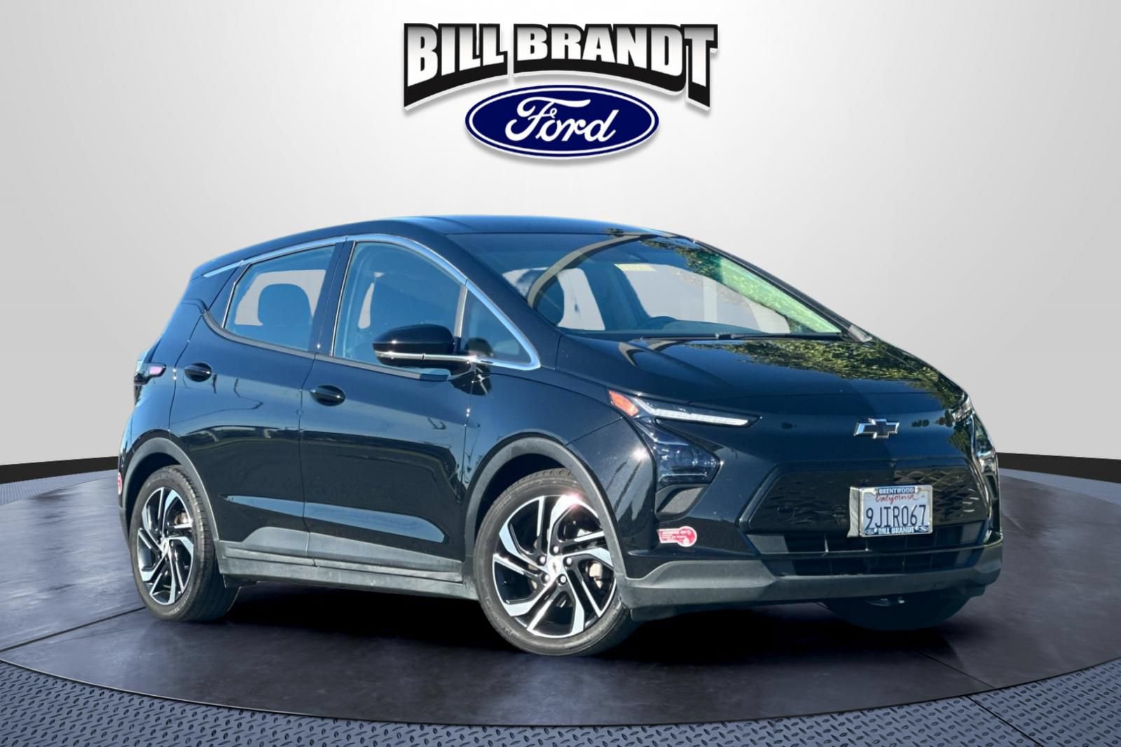 Used 2023 Chevrolet Bolt LT w/ Infotainment Package FWD image 1