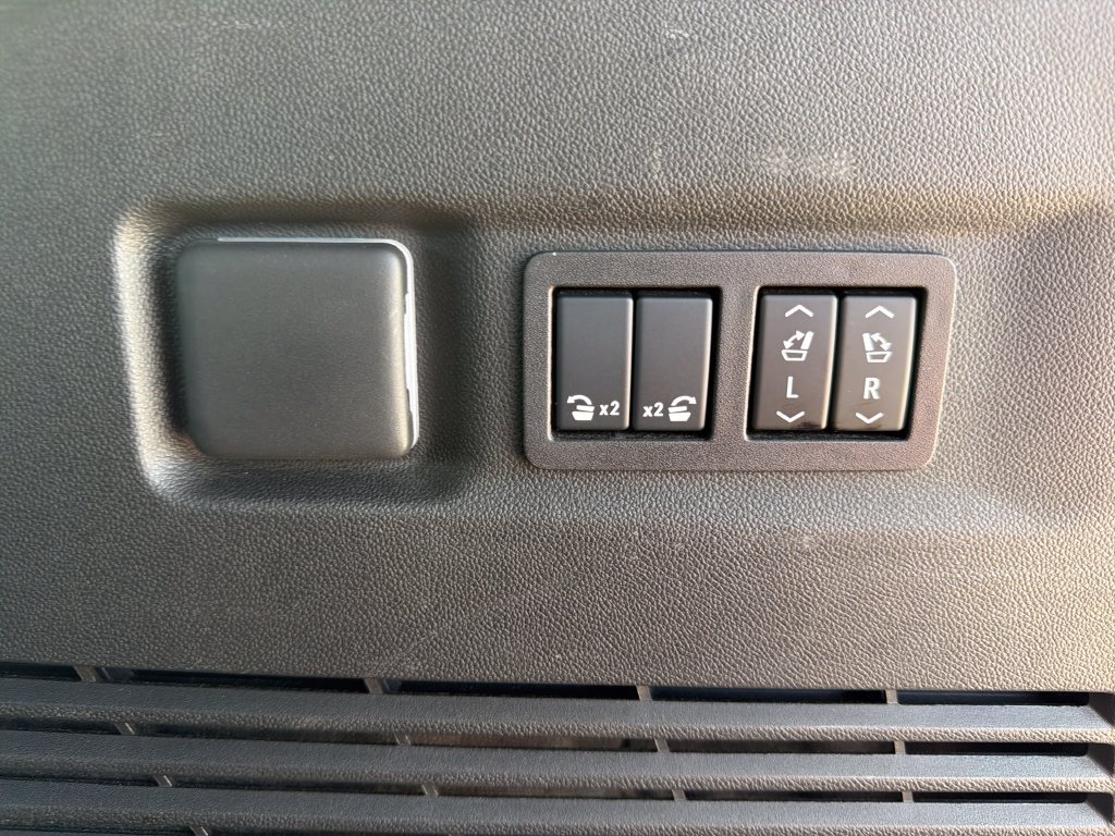 Used 2026 Chevrolet Suburban Premier AWD/4WD image 32