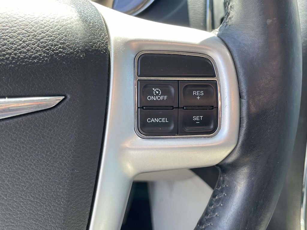 Used 2014 Chrysler Town & Country Touring-L w/ Driver Convenience Group image 24