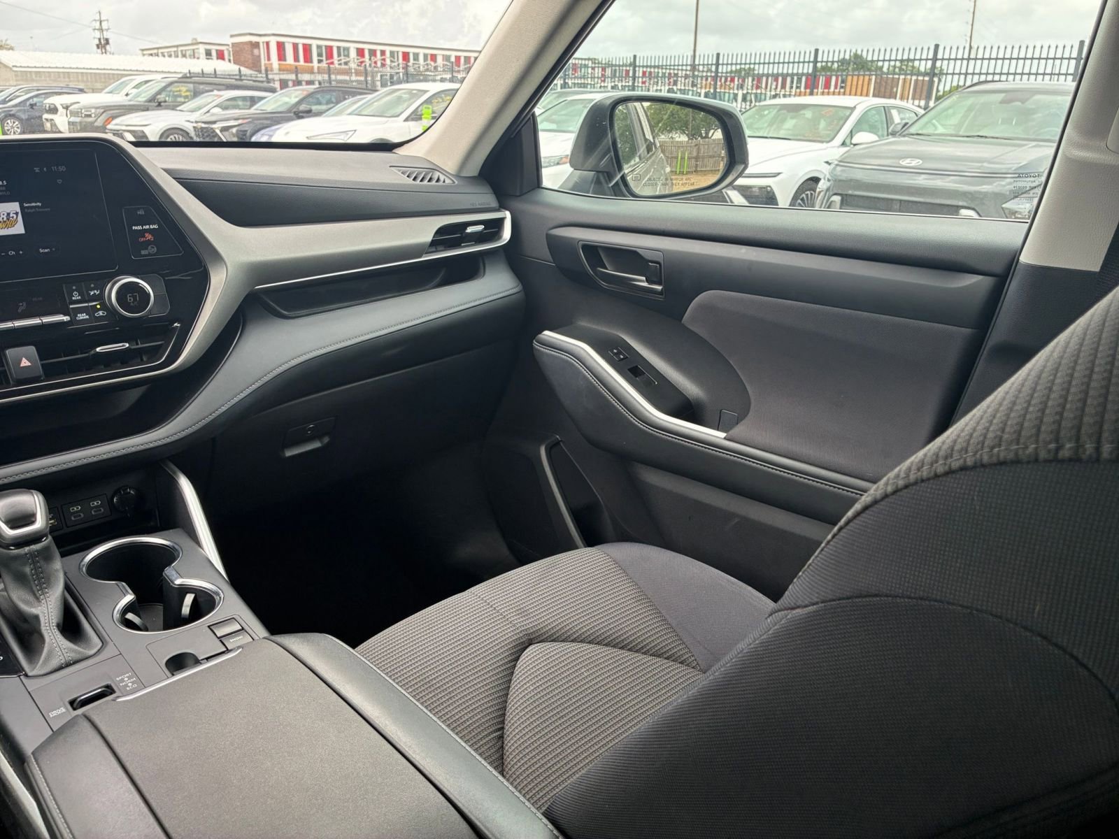 Used 2025 Toyota Highlander LE image 32