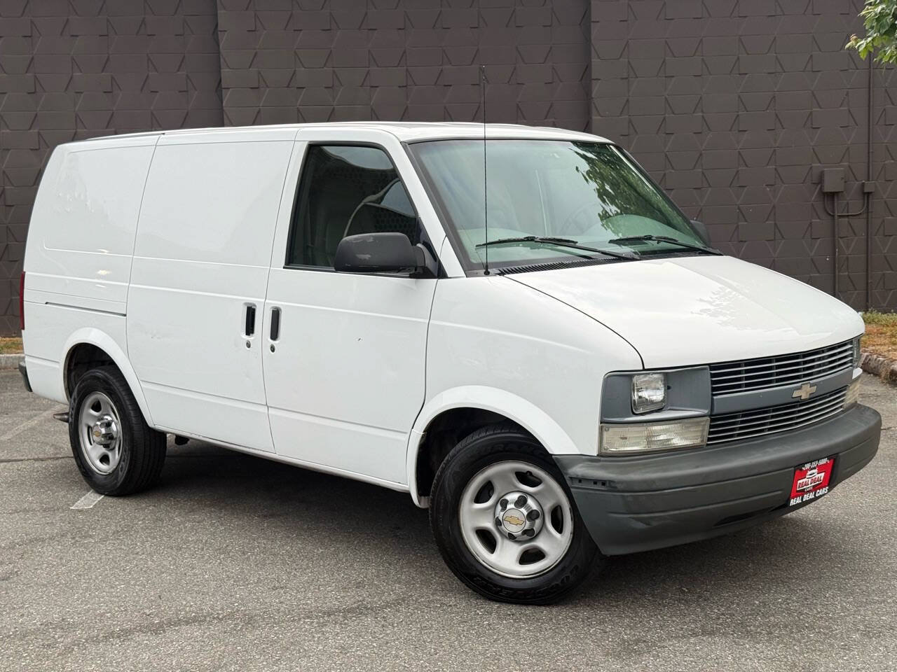 Used 2004 Chevrolet Astro RWD image 2