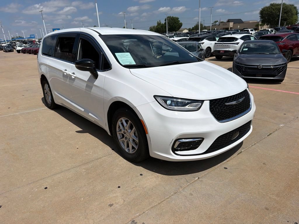 Used 2024 Chrysler Pacifica Touring FWD image 7