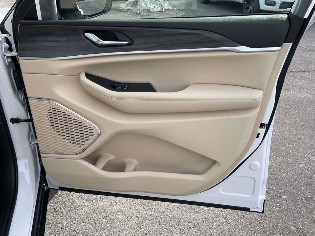 New 2026 Jeep Grand Cherokee Limited w/ Luxury Tech Group II image 16