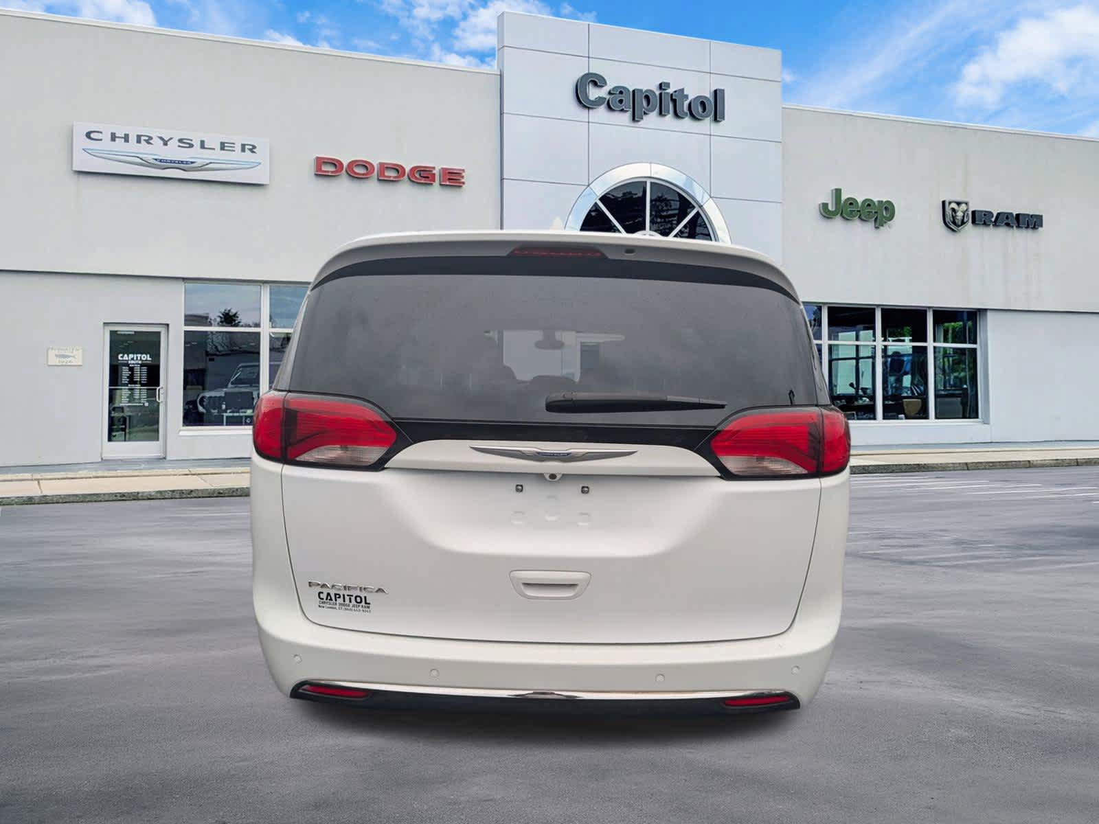 Used 2020 Chrysler Pacifica Touring-L w/ Tire & Wheel Group FWD image 3
