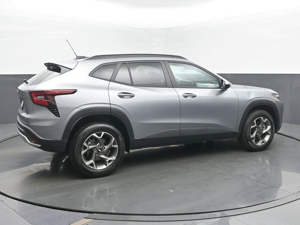 Used 2025 Chevrolet Trax LT w/ LT Convenience Package FWD image 4