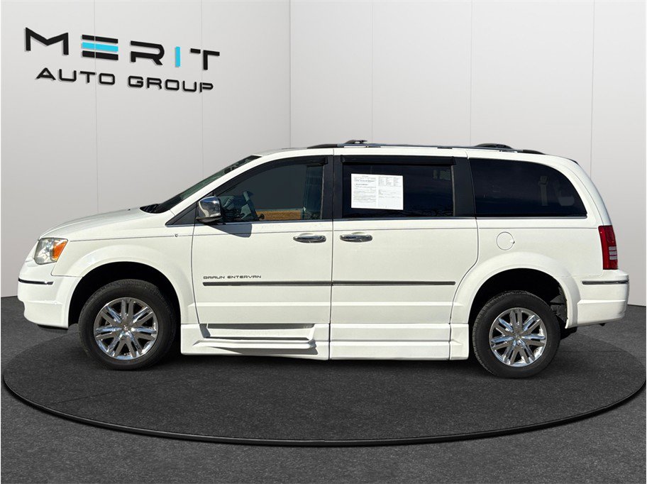 Used 2010 Chrysler Town & Country Limited image 5