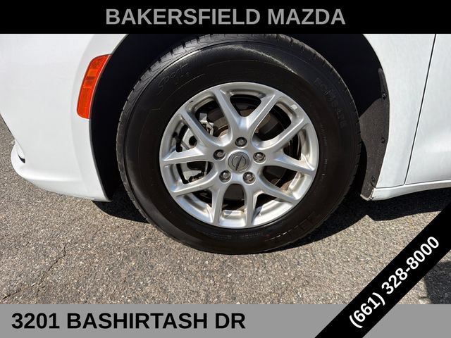 Used 2023 Chrysler Pacifica Touring-L FWD image 25