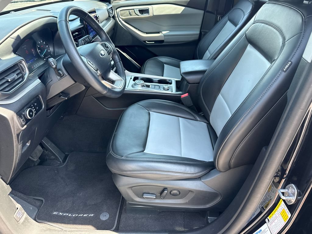 Used 2024 Ford Explorer XLT w/ Equipment Group 202A AWD/4WD image 9