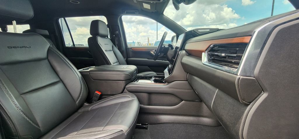 Used 2025 GMC Yukon XL Denali RWD image 25