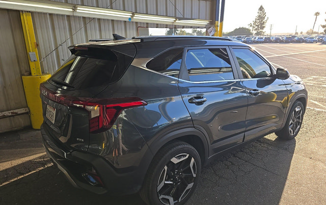 Used 2025 Kia Seltos SX AWD/4WD image 3