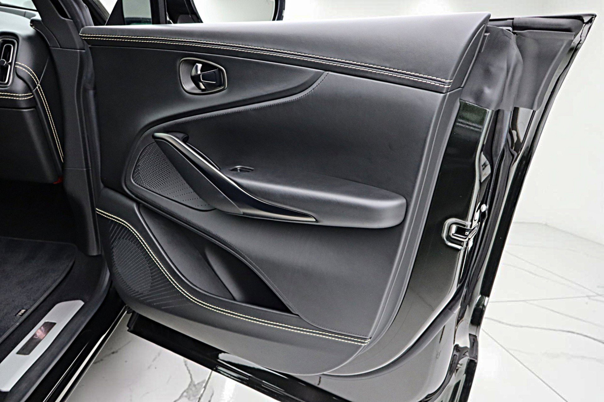 Used 2021 Aston Martin DBX AWD/4WD image 49