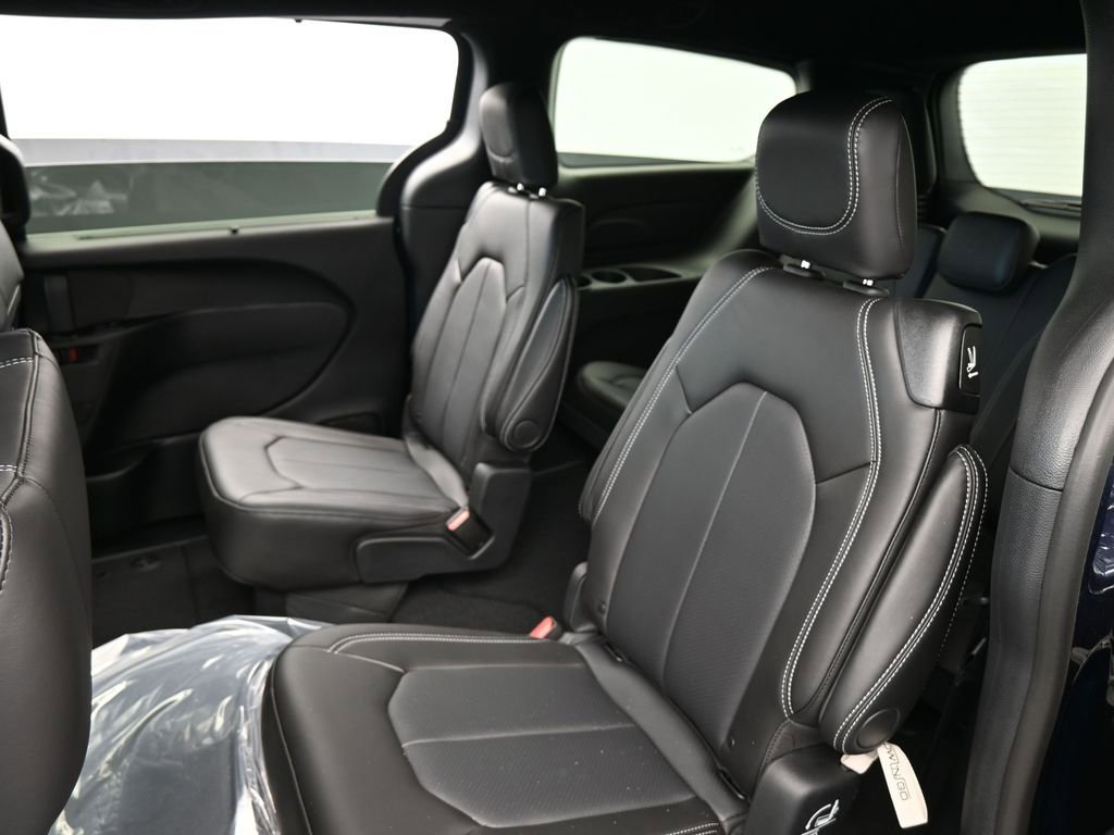 Used 2025 Chrysler Pacifica Select image 29